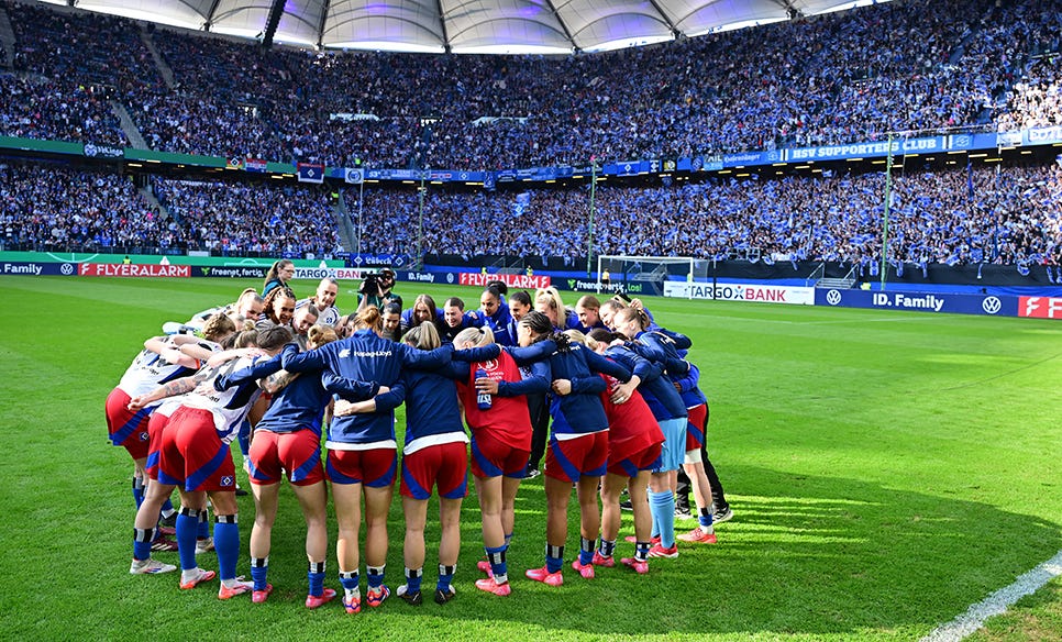 HSV Spielerinnen im Stadion Besprechnung